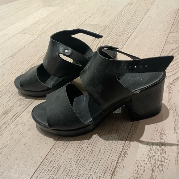 Black chunky heel. Not leather - Picture 2 of 2